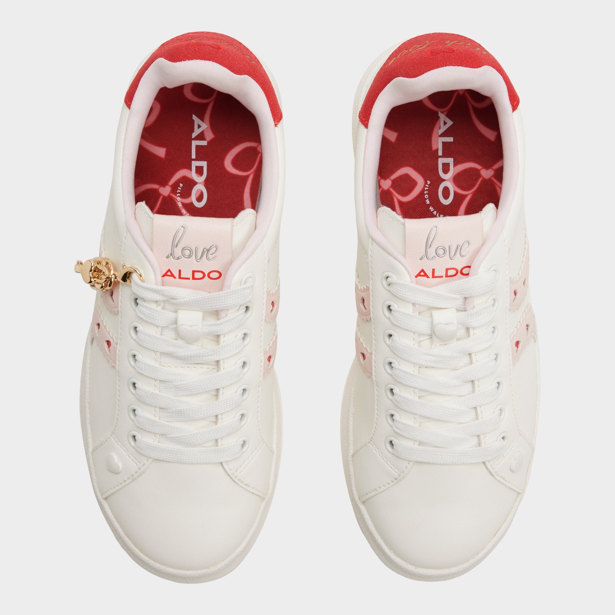 Adores